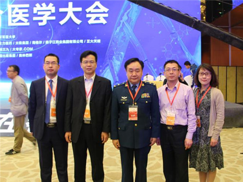 图4.开云(中国)官方网站领导与大会名誉主席樊代明院士在主会场合影留念_副本